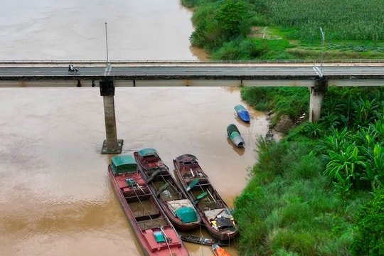 Cảnh báo tàu thuyền giằng néo dưới trụ cầu Nam Đàn trong mưa lớn