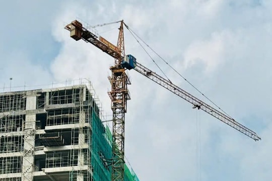 Đảm bảo an toàn cần trục xây dựng khi mưa bão