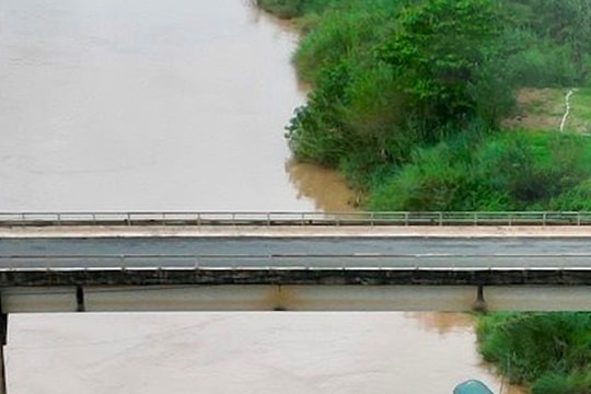 Nguy hiểm tàu thuyền giằng néo dưới trụ cầu