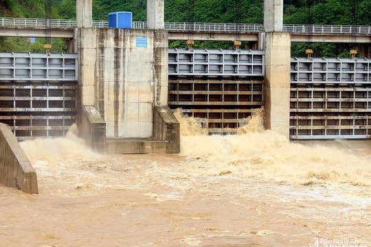 Thủy điện Bản Ang (Tương Dương) tăng lượng xả lũ