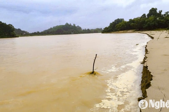 Lũ cuốn trôi 3 người ở Anh Sơn