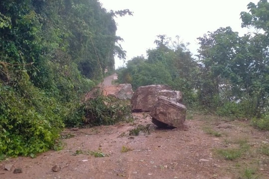 Đá rơi chắn ngang đường, cản trở giao thông ở xã Lạng Khê, huyện Con Cuông