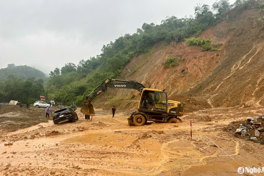 Nhiều điểm sạt lở nghiêm trọng tại miền Tây Nghệ An