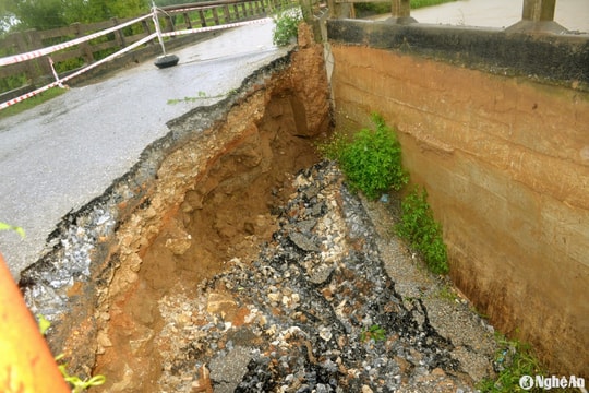 Nguy cơ sập cầu Khe Lòa ở Anh Sơn