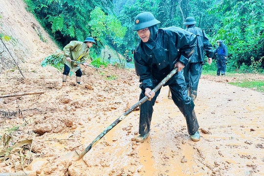 Lực lượng Biên phòng phát huy tinh thần '4 tại chỗ' ứng phó mưa lũ