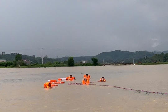 Băng qua đường ngập nước, 2 nữ sinh bị nước cuốn trôi