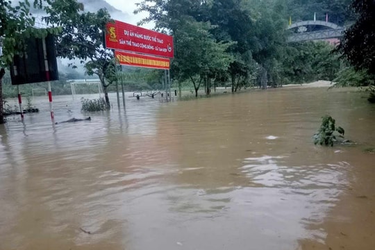 Nhiều bản làng ở huyện vùng cao Tương Dương bị cô lập