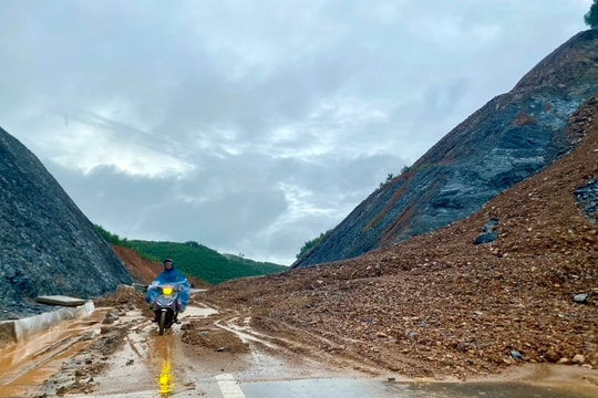 Quốc lộ 7C sạt lở nghiêm trọng, các phương tiện vẫn bất chấp lưu thông