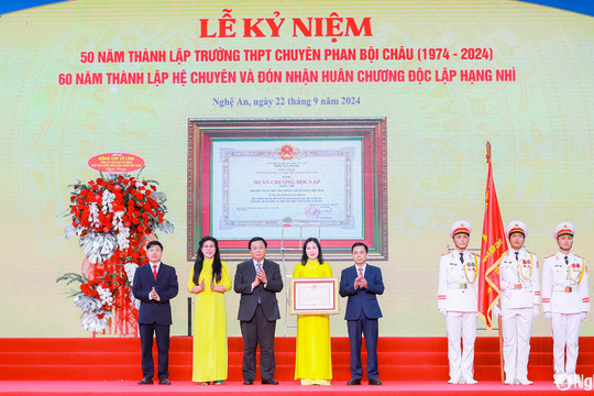 Phan Boi Chau High School for the Gifted receives Second-Class Independence Medal