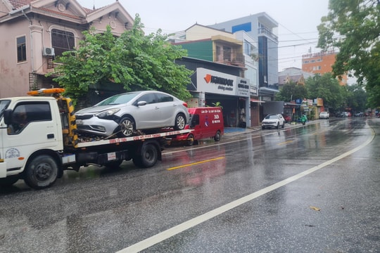 Chiều 23/9, nhiều tuyến đường ở thành phố Vinh nước đã rút