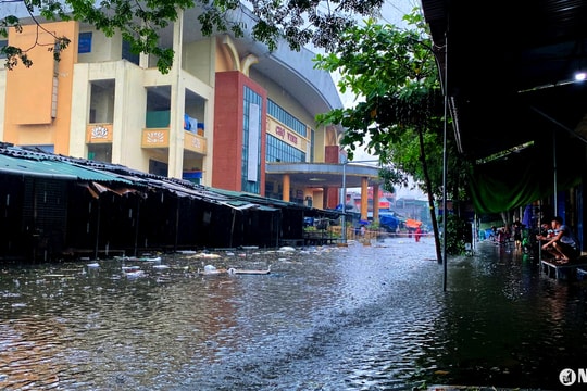 Tiểu thương chợ Vinh tấp cập vận chuyển hàng hóa tránh ngập