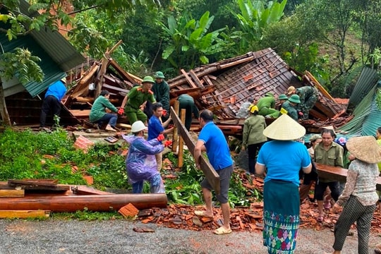 Sạt lở núi ở huyện Quế Phong: Di dời khẩn cấp 26 hộ dân, 126 nhân khẩu