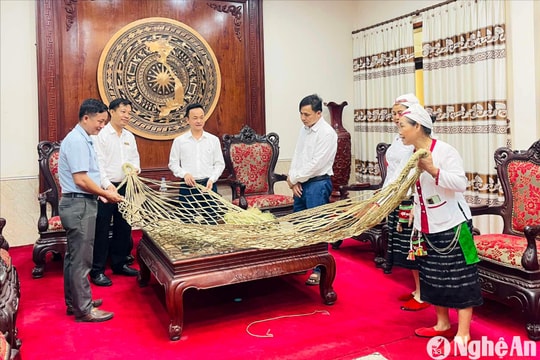 Người Thổ Nghệ An phục dựng cánh võng Làng Sen