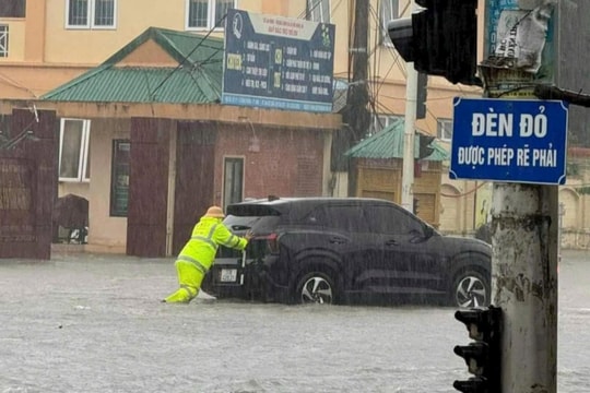Công an Nghệ An tích cực hỗ trợ người dân di dời tài sản, cứu hộ phương tiện ra khỏi vùng ngập nặng