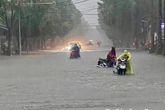 Nhiều tuyến đường TP Vinh ngập sâu sau mưa lớn