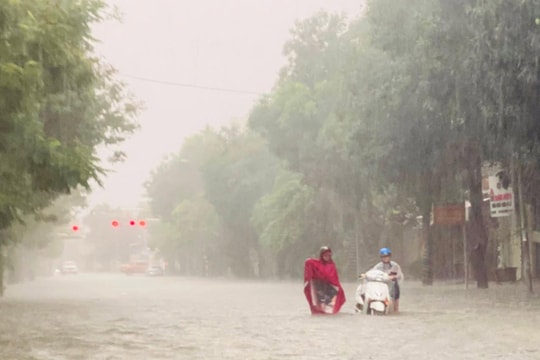Mưa to kéo dài, ngập sâu tại nhiều tuyến đường Thành phố Vinh