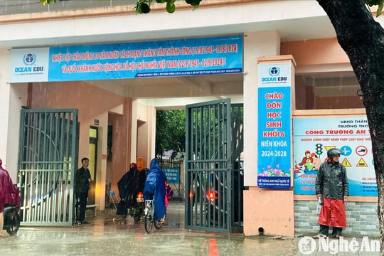 Mưa to, nhiều trường ở TP Vinh thông báo cho học sinh nghỉ học