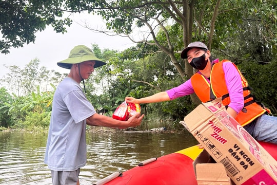 Chia sẻ khó khăn ở vùng ngập lũ Hưng Nguyên