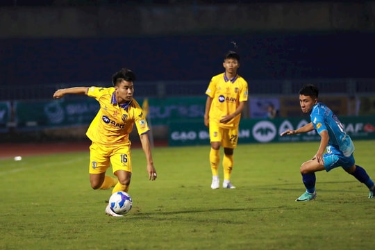 HLV Phạm Anh Tuấn ‘vá’ hàng thủ Sông Lam Nghệ An như thế nào?