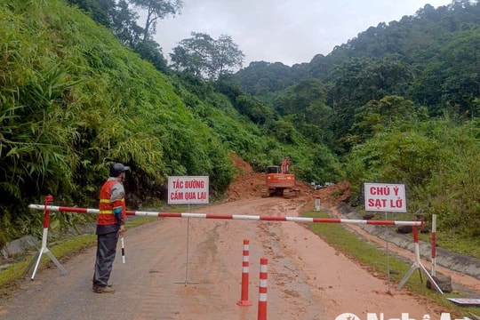 Nhiều tuyến đường trên địa bàn Quế Phong ách tắc do sạt lở