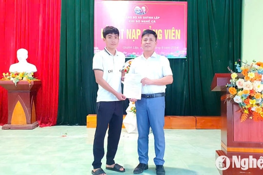 Kết nạp đảng viên mới tại Chi bộ Hội Nghề cá ở Nghệ An