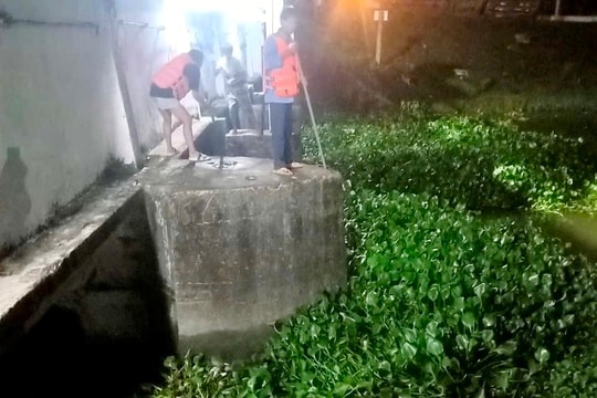 Khẩn trương trục vớt bèo tây mắc kẹt tại các cống tiêu thoát nước ở Nghệ An