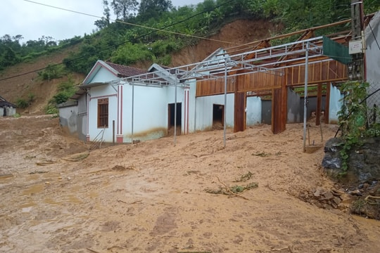 Bất lực nhìn ngôi nhà vừa tân gia đã đổ sập vì sạt lở