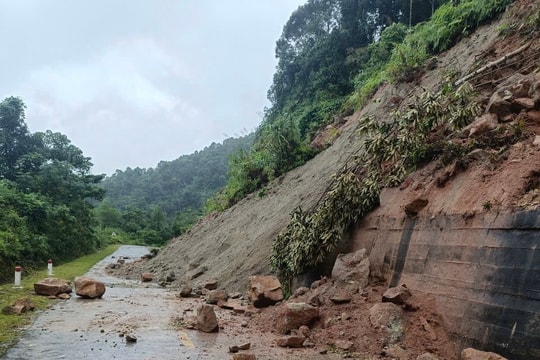 Mưa lớn gây sạt lở núi nhiều nơi ở Nghệ An