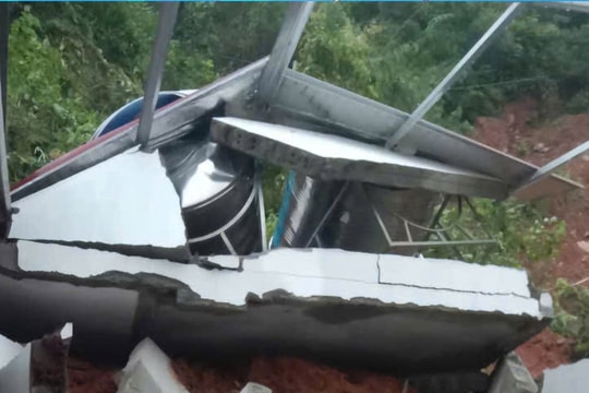 Xót xa căn nhà vừa tân gia đã bị sạt lở, đất đá vùi lấp