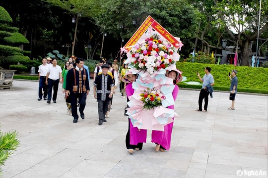 Đoàn đại biểu Đại hội Đại biểu các dân tộc thiểu số tỉnh Nghệ An lần thứ IV dâng hương tại Khu Di tích Quốc gia đặc biệt Kim Liên