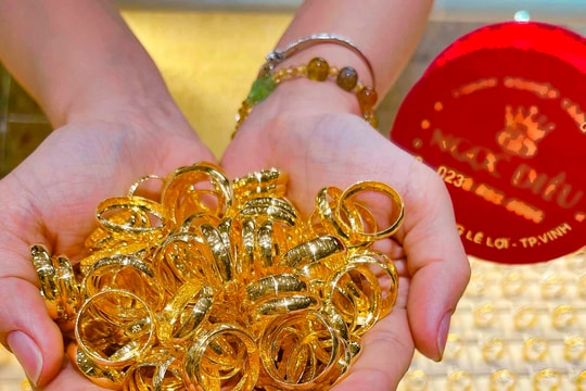 Vàng nhẫn tăng giá kỷ lục, người dân Nghệ An do dự chốt lời