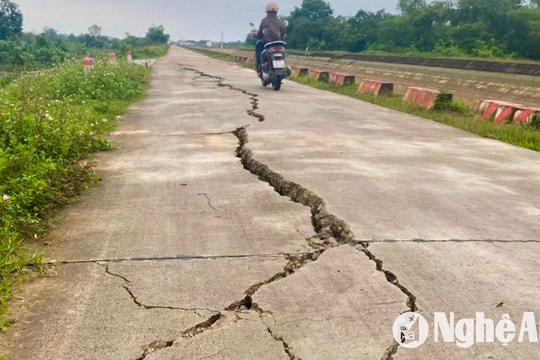 Cấm phương tiện lưu thông qua bờ kênh Đào sụt lún ở Yên Thành