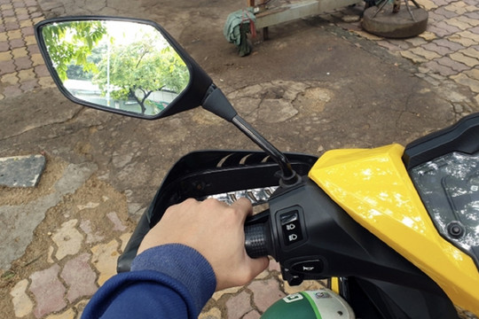 Xe máy 1 gương có bị phạt?