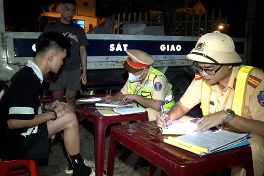Video: 12 thanh, thiếu niên vi phạm nồng độ cồn bị Công an TP Vinh xử phạt