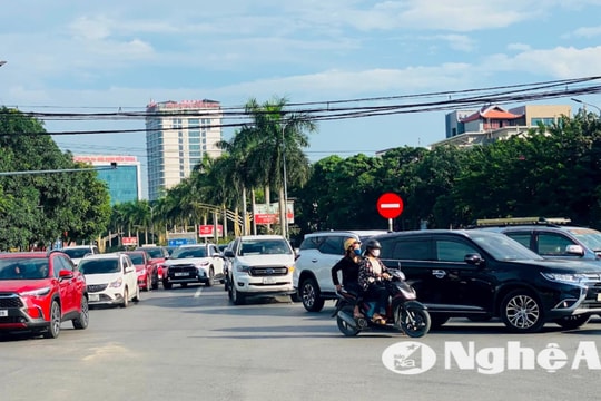 Ùn tắc giao thông trên đường Lê Nin vào giờ cao điểm