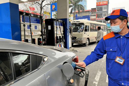 Giá xăng dầu hôm nay 3/10/2024: Tiếp tục tăng mạnh