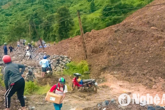 Mưa lớn khiến Quốc lộ 7 lên Kỳ Sơn sạt lở nghiêm trọng