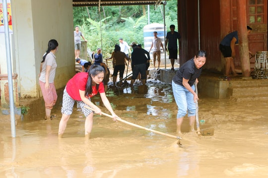 Nỗ lực dọn dẹp trường học ngập bùn đất sau lũ quét