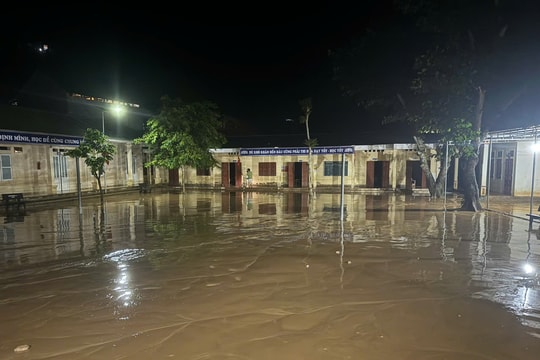 Lũ ống trong đêm, trường học ở Tương Dương bị ngập gần 1 mét