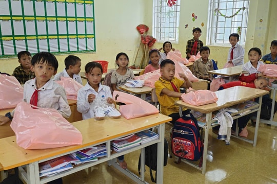 225 học sinh bản vùng sâu ở Nghệ An được tặng quà đầu năm học mới