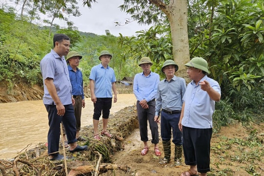Phó Chủ tịch UBND tỉnh Nguyễn Văn Đệ kiểm tra công tác khắc phục hậu quả lũ quét ở Tương Dương