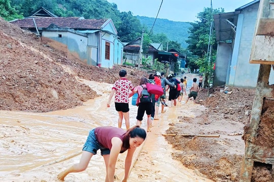 Giáo viên Kỳ Sơn leo núi, vượt rừng đến trường sau lũ
