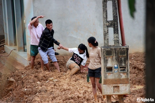 Người dân Kỳ Sơn xót xa nhìn nhà cửa bị vùi lấp do sạt lở