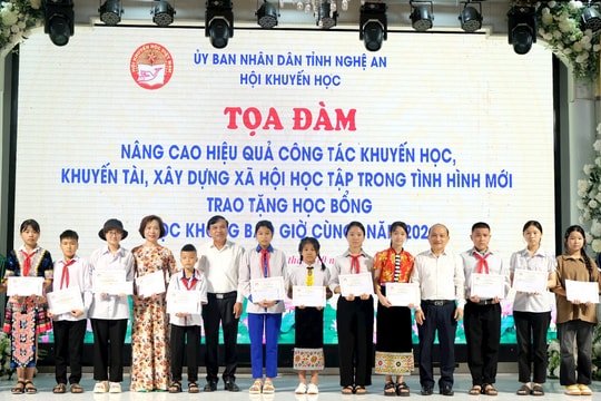 40 cá nhân được trao học bổng 'Học không bao giờ cùng'
