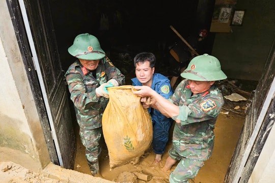 Tình quân dân nơi cơn lũ quét đi qua