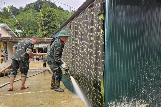 Lắp máy bơm công suất lớn thau rửa trường lớp, nhà cửa ngập lũ ở Lượng Minh