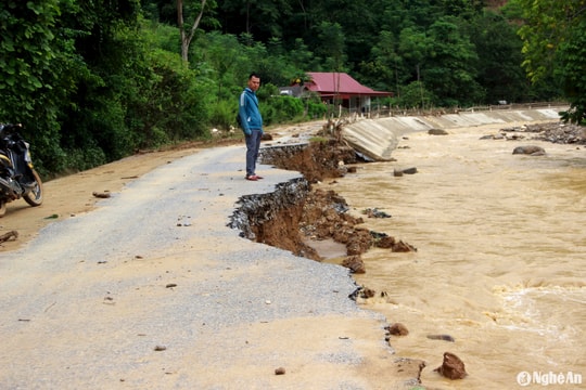 Nguy hiểm rình rập trên tuyến đường vào xã Bảo Thắng (Kỳ Sơn) sau mưa lũ