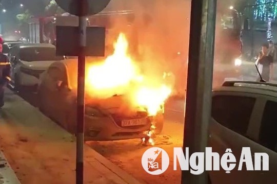 Xe ô tô đỗ bên đường tại thành phố Vinh bốc cháy trong đêm