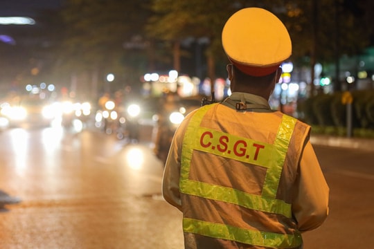 Bật đèn chiếu sáng ô tô như thế nào để an toàn, tránh bị CSGT phạt?