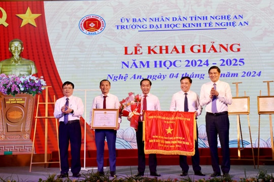 Trường Đại học Kinh tế Nghệ An đón nhận Cờ thi đua của Chính phủ